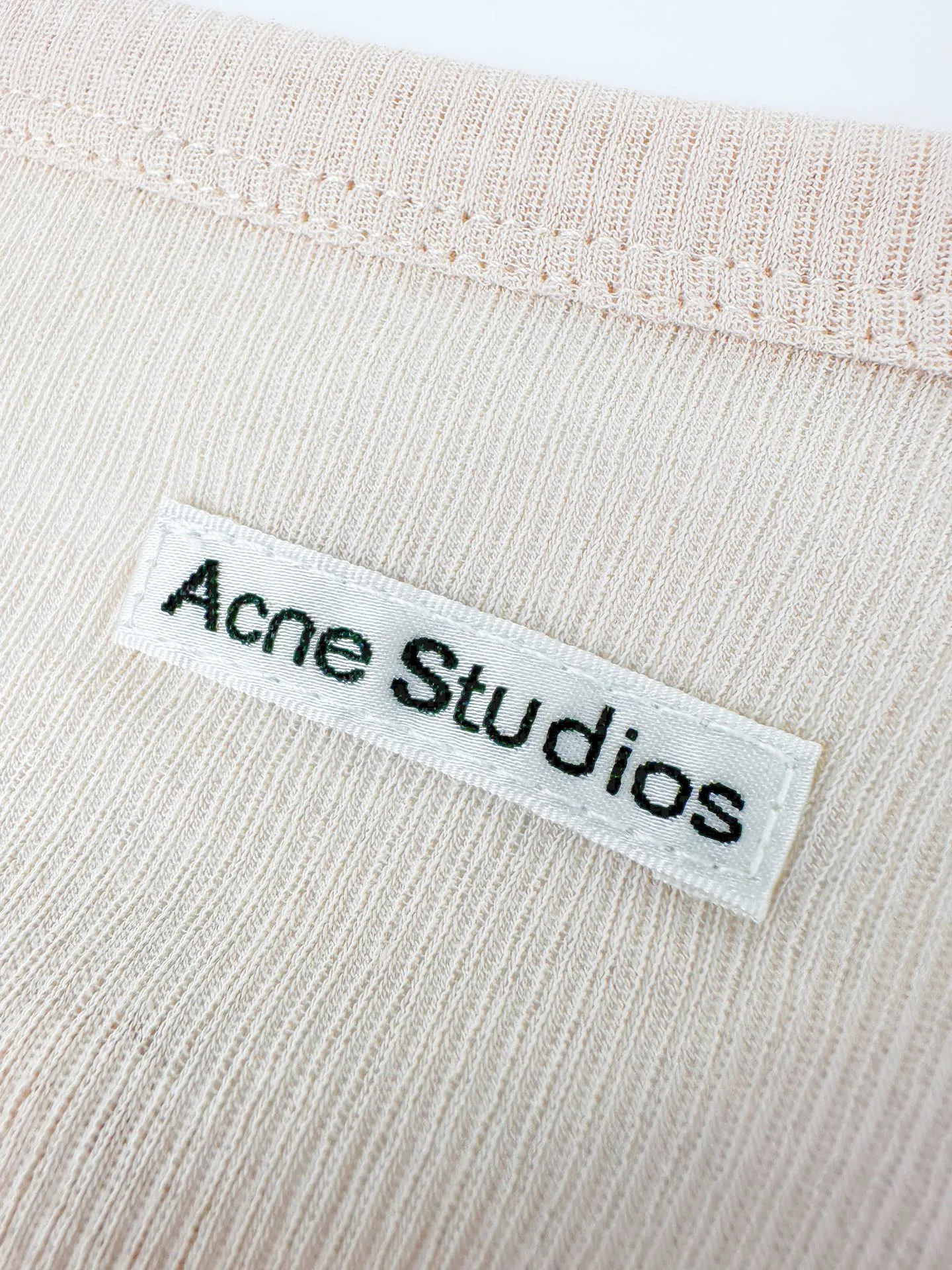 Women's Acn Studios layered long-sleeved dress, custom-made soft matte vertical pattern comfortable gauze, light and transparent, soft and skin-friendly. The warm milky apricot tone spreads across the skirt, with layers of nude powder and Cream White, clean and moist, with a hint of Korean sweetness. The fake two-piece stacking is ingenious. The outer layer of the sling shoulder strap is embellished with delicate small bows, softening the femininity; the inner T-shirt is supplemented by a half-button placket, enriching the level of details. A satin logo tag is embellished at the back neckline for subtle brand recognition. Fitted and neat silhouette, the skirt falls to the middle of the thigh, just right to modify the body proportions, blending a sweet and girly look with a relaxed everyday feel. A skirt outlines a soft figure, and the details meet the romance of a girl. 1. Hierarchical stacking of fake two-piece splicing: layered and locked with precise stitches, multiple pieces of different materials are spliced ​​and locked, and the patchwork of different materials is fully edge-locked. The inner and outer layers are seamlessly combined to visually present the layering of two pieces. 2. Ribbons are embellished with hand-made bows, hand-knotted and shaped, with hidden stitches and seams. There is no trace on the front, and it is only fixed at a single point. The shape is flexible and hand-made. Accessories: Customized 1:1 Acne bow Customized 1:1 Acne label Customized 1:1 Acne trademark Version: Fitted version Size: S M L Style number: FF